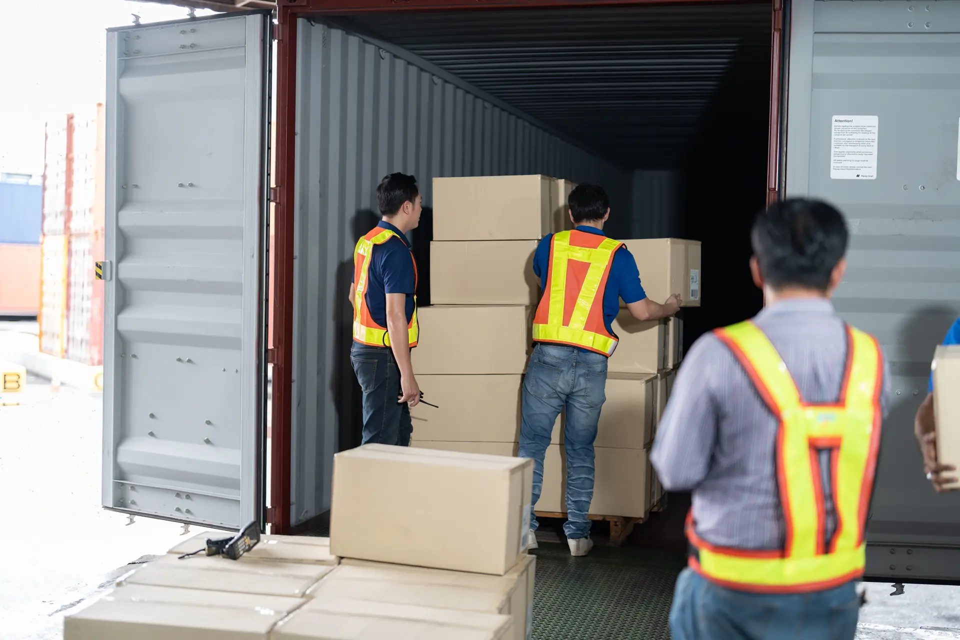 Carga consolidada dentro de un contenedor